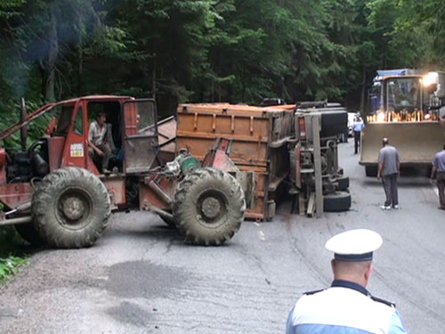 Foto: camion rasturnat - Pasul Gutai (c) eMaramures.ro